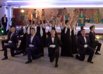 Piękny polonez w wykonaniu maturzystów radomskiej „Odzieżówki”!