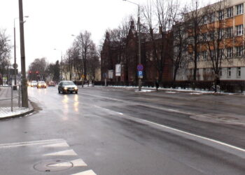 Sypnie śniegiem. Służby miejskie zapewniają, że zima ich nie zaskoczy