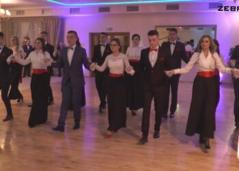 Zobaczcie, jak poloneza zatańczyli maturzyści z VIII LO im. Jana III Sobieskiego w Radomiu