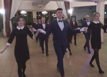 Polonez i rock’n’roll, czyli uroczysty taniec na studniówce „Ekonomika”