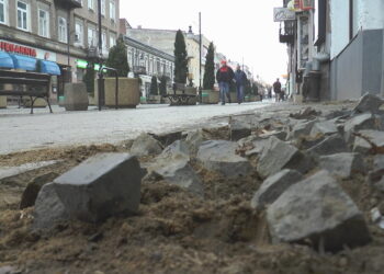 Radomski deptak sypie się. Winny nadmierny ruch samochodów?