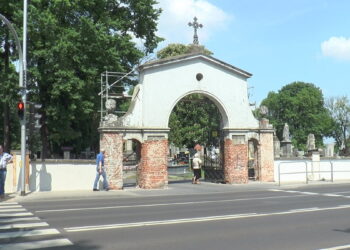 Remont zabytkowej bramy cmentarza przy ulicy Limanowskiego rozpoczęty