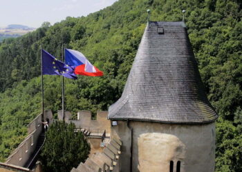 Wyjazd do Czech – samolotem czy samochodem?