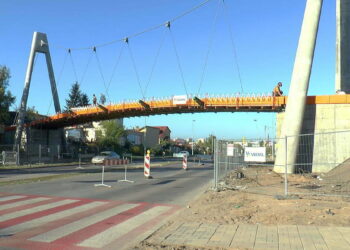 Kładka nad ulicą Szarych Szeregów z opóźnieniem