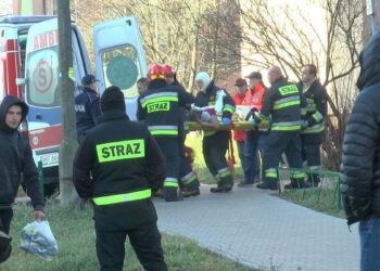 Groźny pożar w wieżowcu przy ulicy Olsztyńskiej. Jedna osoba ranna