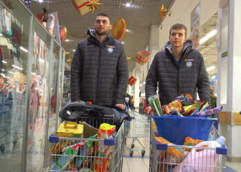 Siatkarze Cerrad Czarnych Radom wspierają „Szlachetną Paczkę”