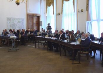 Radni przeciwko obniżce pensji prezydentowi Radomia