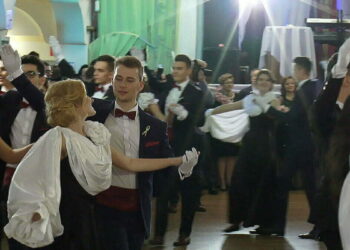 Polonez uczniów IV LO w Radomiu