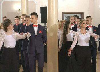 Tak poloneza zatańczyli uczniowie liceum Staszica
