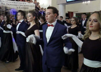 Piękny polonez uczniów „Czachowskiego”