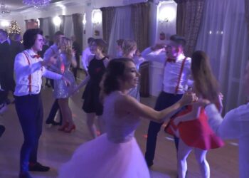 Szalona studniówkowa zabawa maturzystów „Baczyńskiego”