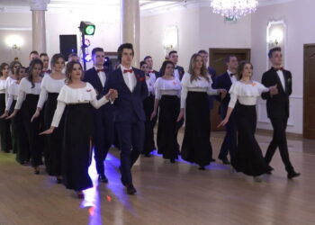 Maturzyści „Baczyńskiego” i ich studniówkowy polonez