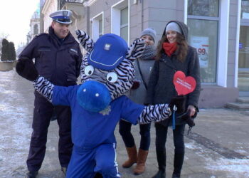 Policyjne Walentynki w Radomiu. Funkcjonariusze przypominali o bezpieczeństwie na drodze