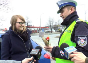 Zamiast mandatów kwiaty. Policjanci pamiętali o Dniu Kobiet