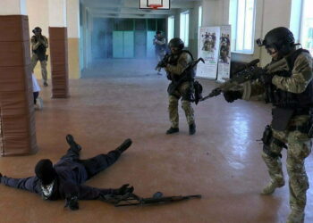 Atak terrorystyczny w ZDZ. Uczniowie ewakuowani, terroryści zatrzymani przez policję