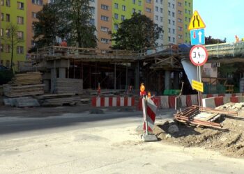 Są opóźnienia przy budowie kładki nad ulicą Sandomierską