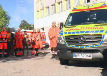 Dwie nowoczesne karetki trafiły do radomskiego pogotowia