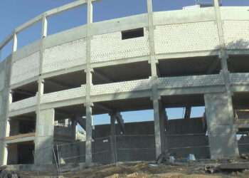 Sprawdzamy postępy prac budowlanych hali oraz stadionu przy ulicy Struga