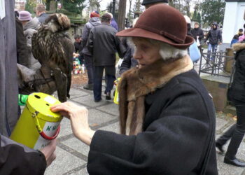 Kwestują na rzecz ratowania zabytkowych nagrobków