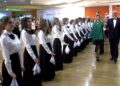 Wspaniale zatańczony polonez przez maturzystów „Konopnickiej”