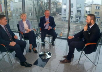 Posłowie w „Kontraście” o lotnisku, funduszach unijnych i serwisowni pociągów w Radomiu
