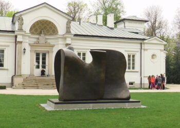 Centrum Rzeźby w Orońsku zaprasza na wystawę rzeźb Henry’ego Moore’a