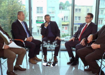 KONTRAST: radni o podwyżkach, materiale telewizyjnym i lotnisku