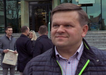 Wojciech Skurkiewicz rozdawał kanapki urzędnikom i zaproponował debatę prezydentowi Radosławowi Witkowskiemu