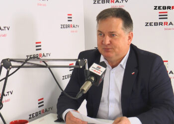 Dariusz Wójcik w „Kontraście Plus” z dokumentami dot. zwiększenia kwoty na budowę hali i stadionu