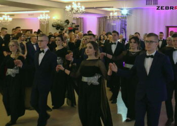 Polonez w wykonaniu maturzystów Szkół ZDZ im. 72. Pułku Piechoty w Radomiu