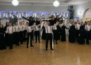 Efektowny polonez w wykonaniu uczniów I LO im. Mikołaja Kopernika w Radomiu