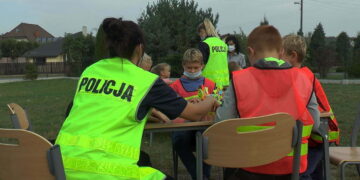 Policja zachęca dzieci by świeciły przykładem dla innych