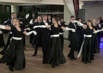 Zatańczyli poloneza na studniówce „Czachowskiego”!