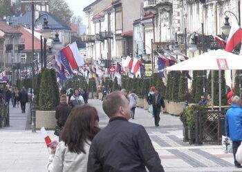 Politycy Platformy Obywatelskiej rozdawali flagi mieszkańcom Radomia