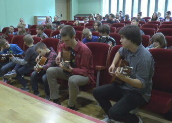 Warsztaty gitarowo-akordeonowe w szkole muzycznej