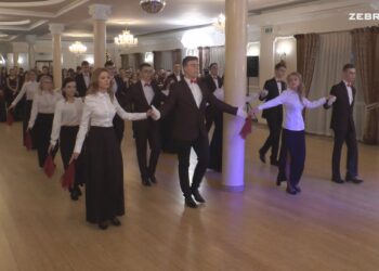 Dostojny i elegancki polonez maturzystów Konarskiego!