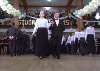 Maturzyści ze Zwolenia pokazali klasę! Finezyjny polonez w ZSRT