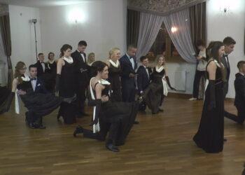 Bardzo elegancki polonez w wykonaniu maturzystów „Sobieskiego”!