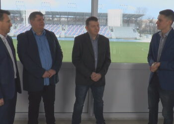 Studio derbowe! Murawa, zwrotność, presja – co przechyli szalę?