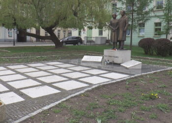 Mniej kwiatów pod pomnikiem. Oszczędności czy złośliwość?