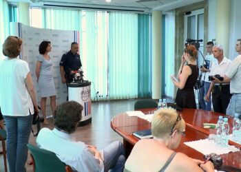 Lekarz i pielęgniarz w policyjnej izbie zatrzymań
