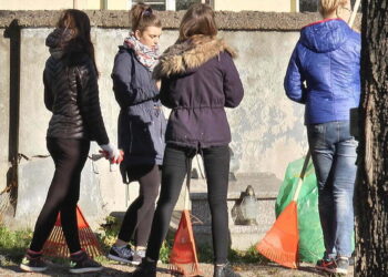 Młodzież porządkowała zabytkowy cmentarz