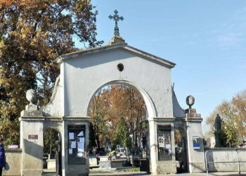 Jak w weekend dojechać na cmentarze?