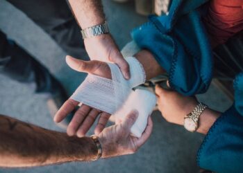 Opatrunki jałowe i niejałowe – różnica oraz zastosowanie