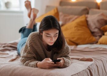 Młodzi chętnie korzystają z telefonów, ale niechętnie za nie płacą