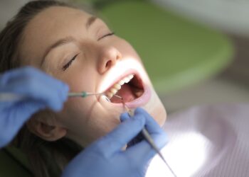 Dentysta przychodzi do domu pacjenta i leczy zęby. U naszych sąsiadów to codzienność