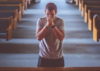 Wierzący i praktykujący? Liczba religijnych Polaków maleje