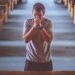 Wierzący i praktykujący? Liczba religijnych Polaków maleje