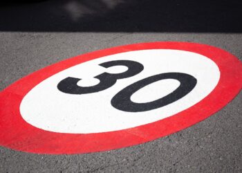 Strefy z ograniczeniem prędkości to droga donikąd? Zamiast pomagać – szkodzą