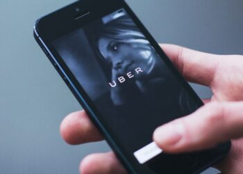 Taksówka na aplikację bez aplikacji. Dzięki uberomatom